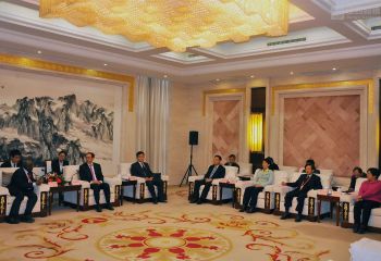 尹建業(yè)副省長接見維克托&middot;格蘭赫&middot;梅萊部長