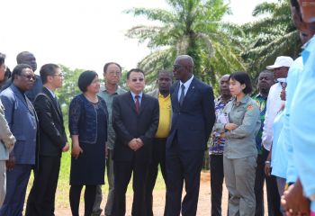 赤幾農(nóng)林部部長、巴塔總領(lǐng)事徐莊聲到示范農(nóng)場視察
