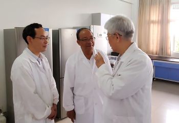 謝華安、謝聯(lián)輝院士在贛糧院士工作站指導(dǎo)工作