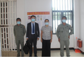 中國駐赤幾大使亓玫、經(jīng)商處秘書李聰?shù)绞痉掇r(nóng)場視察指導工作