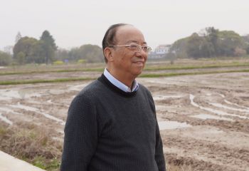 謝華安院士現(xiàn)場(chǎng)指導(dǎo)春耕春播工作